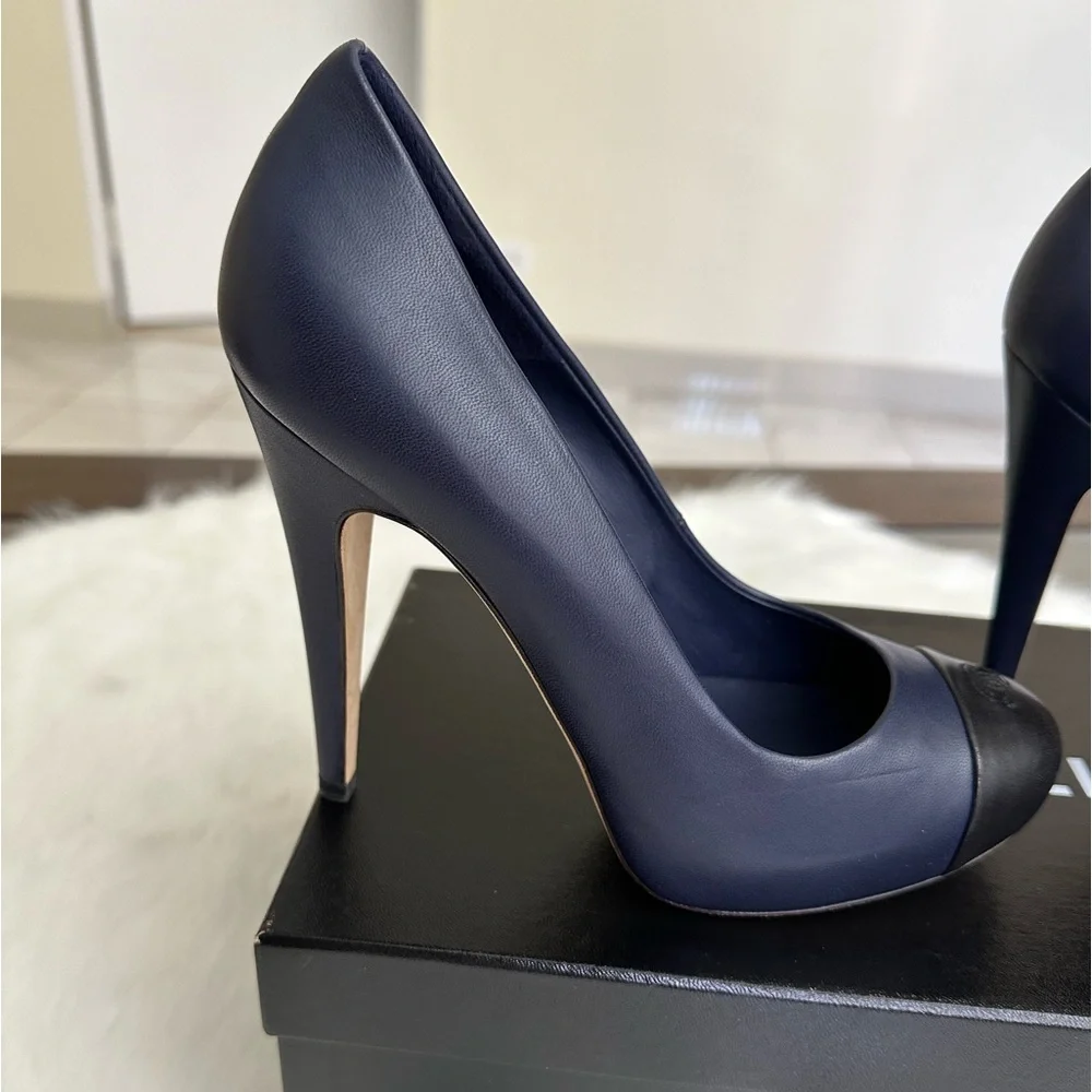 Auth Chanel Heels 👠 Excellent condition - Picture 9 of 17